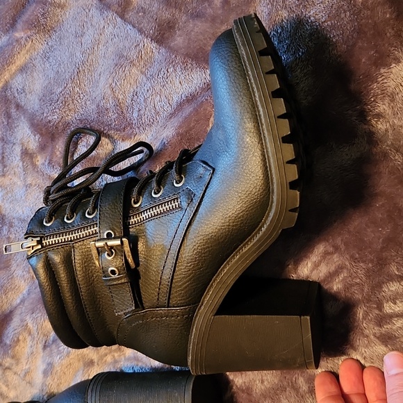 Torrid Side Zip Block Heel Ankle Boot  Size 9 - Picture 4 of 7